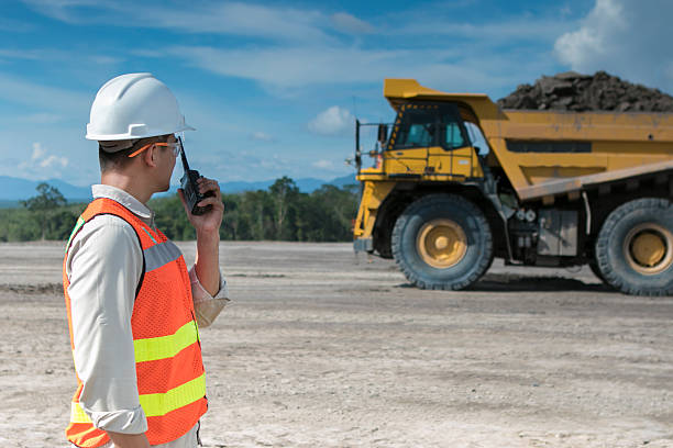 foreman na área de mineração - kalimantan - fotografias e filmes do acervo