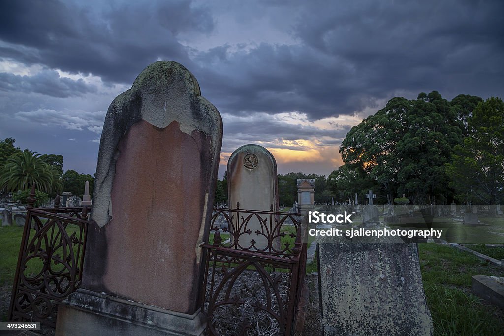 Spuk Dämmerung Storm im alten Friedhof mit Schiefer Tombstones - Lizenzfrei Abenddämmerung Stock-Foto