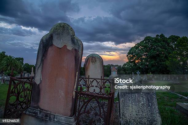 Spuk Dämmerung Storm Im Alten Friedhof Mit Schiefer Tombstones Stockfoto und mehr Bilder von Abenddämmerung