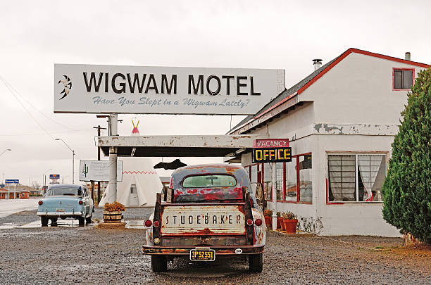 wigwam - route 66 retro revival american culture sign zdjęcia i obrazy z banku zdjęć