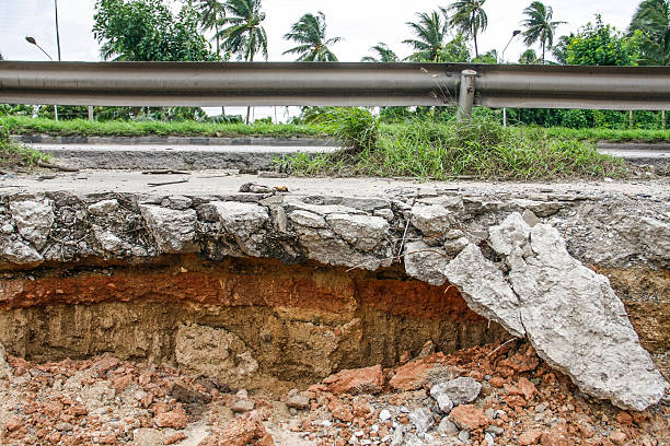 route en béton fissuré - dirt eroded nature abstract nature photos et images de collection