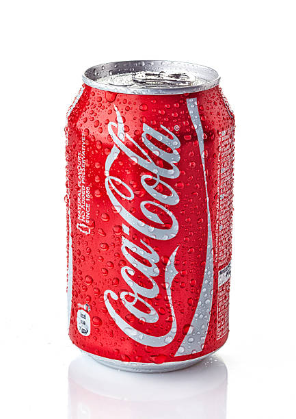 wet können of coca-cola - can drink can drink editorial stock-fotos und bilder