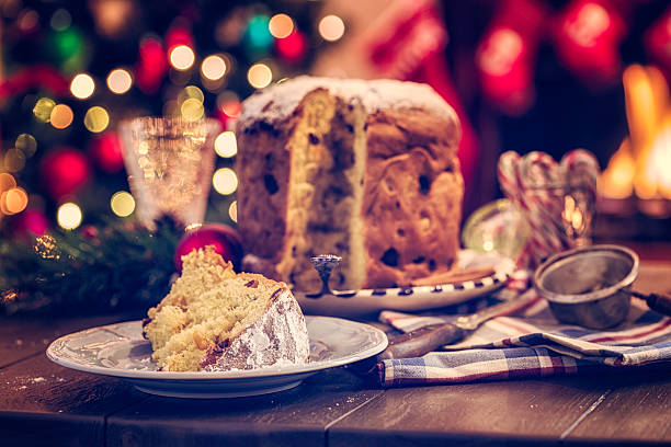caseras panettone tarta de navidad con azúcar en polvo - tarta de navidad fotografías e imágenes de stock