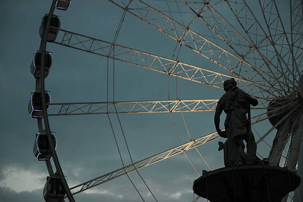 ferris wheel por la noche - amusment park fotografías e imágenes de stock