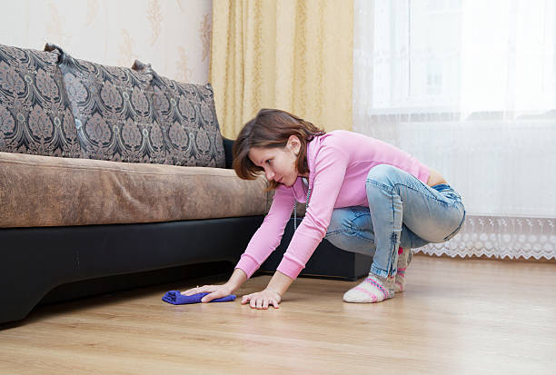 jovem mulher a lavar chão de madeira com azul floorcloth - floorcloth imagens e fotografias de stock