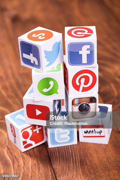 Социальные Медиа Кубики На Деревянном Фоне — стоковые фотографии и другие картинки Bebo - Bebo, Brand Name Online Messaging Platform, Flickr