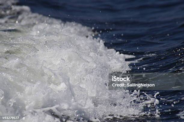 Foto de Espuma E Onda e mais fotos de stock de Arrebentação - Arrebentação, Azul, Borrifo