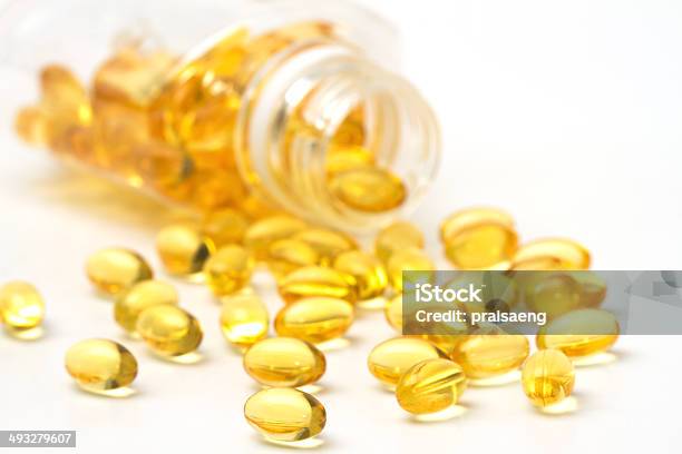 Vitamina Cápsulas Com E Deitadas Fora Do Frasco - Fotografias de stock e mais imagens de Amarelo - Amarelo, Bem-estar, Cuidados de Saúde e Medicina