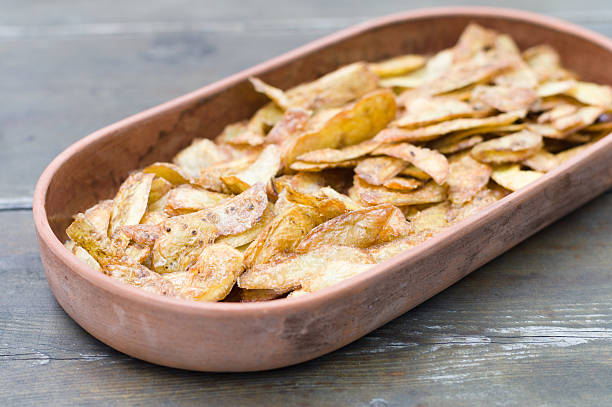 batata frita peles em loiça - potato skin imagens e fotografias de stock