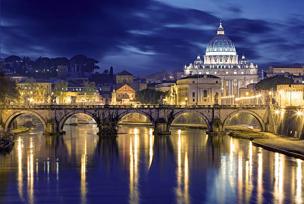 roma al crepuscolo: basilica di san pietro nella riflessione - rome italy skyline castel santangelo foto e immagini stock