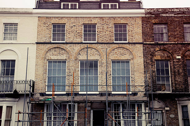 remont domu - restoring scaffolding built structure home improvement zdjęcia i obrazy z banku zdjęć
