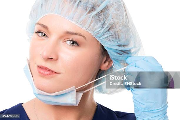 수술 간호사 흰색 바탕에 흰색 배경 머리망에 대한 스톡 사진 및 기타 이미지 - 머리망, 백인종, 의사