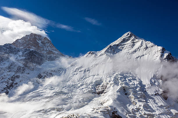 величественный вид на большой высоте snowbound горных вершин - kazakhstan glacier snow mountain view стоковые фото и изображения