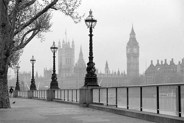 big ben & palazzo del parlamento con pioggia. - weather england london england thames river foto e immagini stock