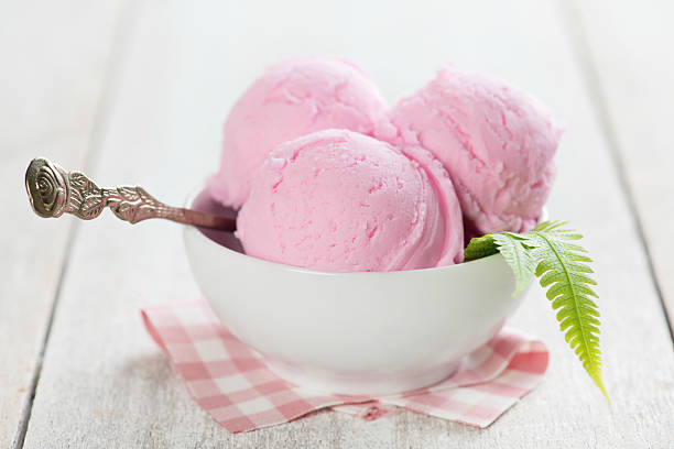 istock Strawberry ice cream in bowl 493304596
