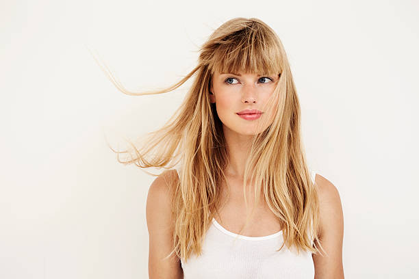 windswept mujer joven con el pelo rubio - long hair fashion model women blond hair fotografías e imágenes de stock