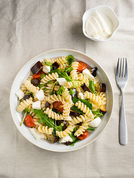 salada de macarrão - pasta directly above fusilli food imagens e fotografias de stock