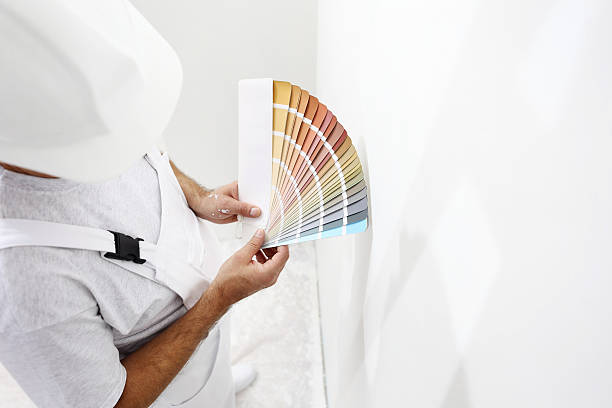 pintor homem com amostras de cores para a mão - home decorator house painter color swatch paint imagens e fotografias de stock