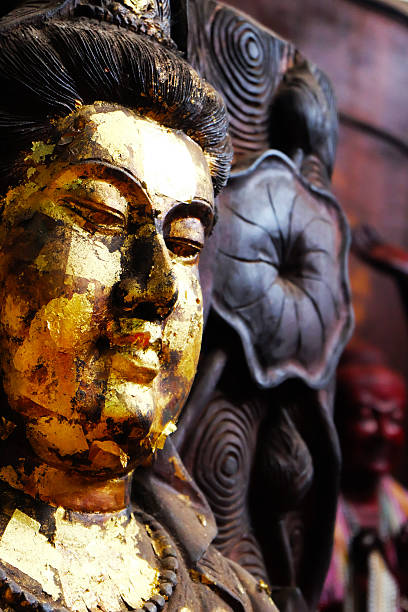 guan yin-statue aus gold wonderful - bodhisatva stock-fotos und bilder