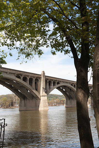 old columbia wrightsville pont traversant la rivière susquehanna - bridge pennsylvania susquehanna river concrete photos et images de collection