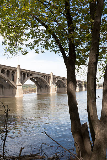 old columbia wrightsville pont traversant la rivière susquehanna - bridge pennsylvania susquehanna river concrete photos et images de collection