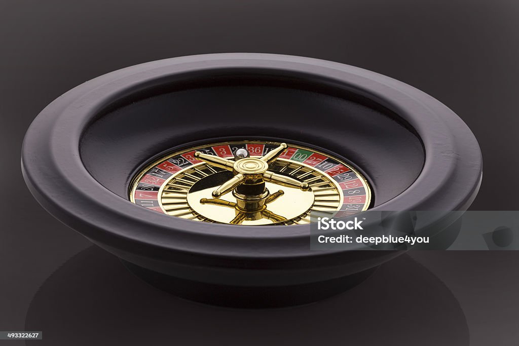 Casino rueda de ruleta aislado con fondo negro - Foto de stock de Ruleta libre de derechos