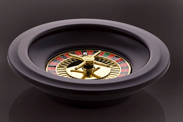 казино колесо рулетки изолированные черном фоне - roulette roulette wheel wheel isolated стоковые фото и изображения