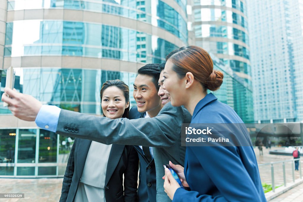 Empresarios tomando un autorretrato en Hong Kong, China. - Foto de stock de 2000-2009 libre de derechos