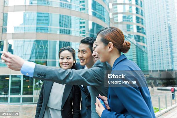 Empresário Tomando Um Selfie Em Hong Kong China - Fotografias de stock e mais imagens de 2000-2009 - 2000-2009, Adulto, Ao Ar Livre