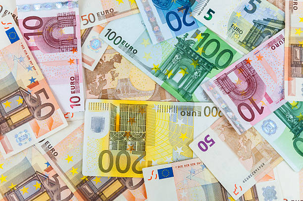 fond de billets en euro - european union currency euro symbol currency paper currency photos et images de collection