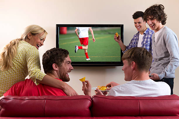 ご友人グループに、テレビでスポーツ観戦をお楽しみいただける - fan television football watching tv ストックフォトと画像
