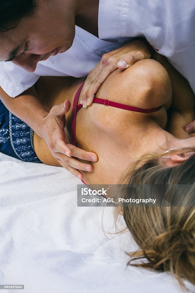 Fyzioterapeut zkoumající záda pacienta - Bez autorských poplatků 2015 Stock fotka Fyzioterapeut zkoumající záda pacienta - Bez autorských poplatků 2015 Stock fotka