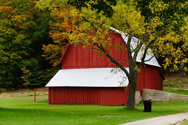 czerwony michigan barn w jesiennym - leelanau peninsula zdjęcia i obrazy z banku zdjęć