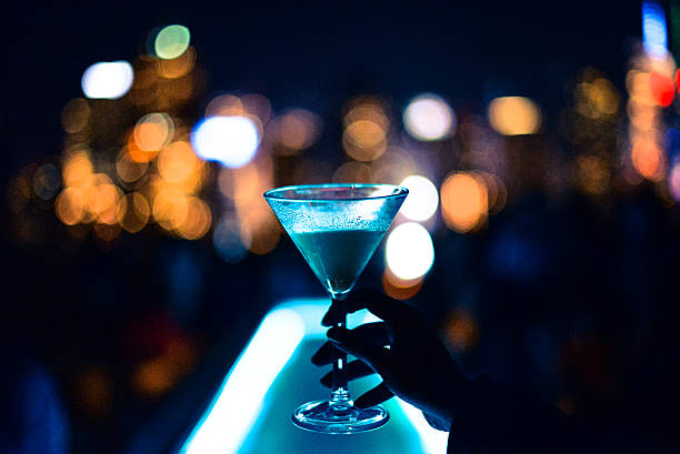 cocktail manhattan - new york city new york state manhattan night foto e immagini stock