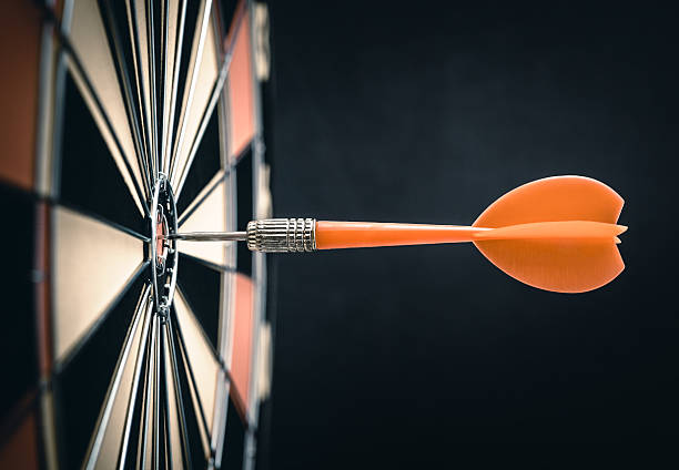 abnäher - target dartboard bulls eye dart stock-fotos und bilder