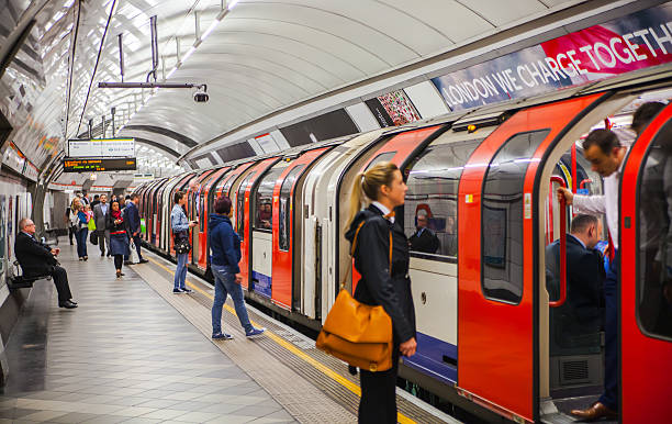 metro w londynie - rush hour zdjęcia i obrazy z banku zdjęć