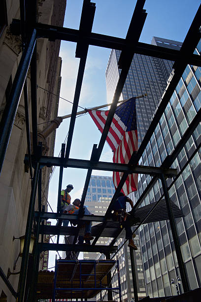 строительных рабочих здания scaffold, midtown manhattan, new york city - picking up team three dimensional shape people стоковые фото и изображения