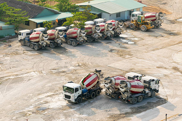 pesado camião de cimento no local de construção contra o céu azul - truck motion road cement truck imagens e fotografias de stock