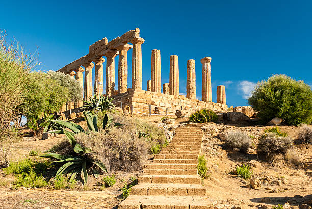 temple de junon; vallée des temples de agrigente - ancient past classic monument photos et images de collection