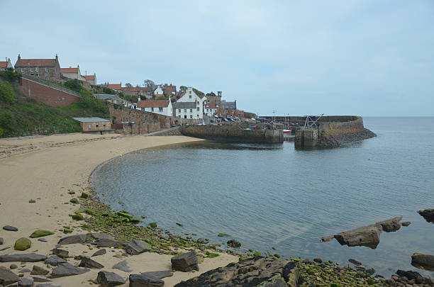 crail ビーチ - scotland fife firth of forth waterbreak ストックフォトと画像