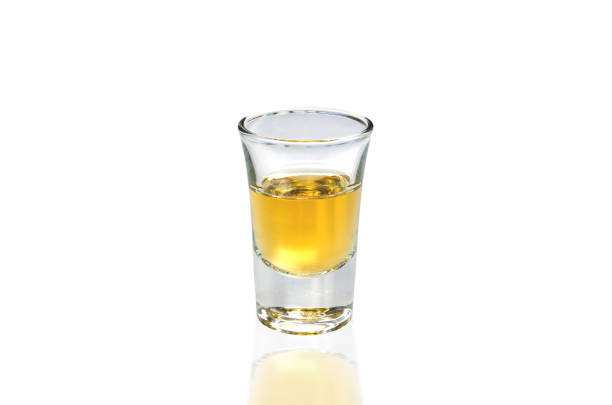 위스키 슛 - tequila shot glass glass tequila shot 뉴스 사진 이미지