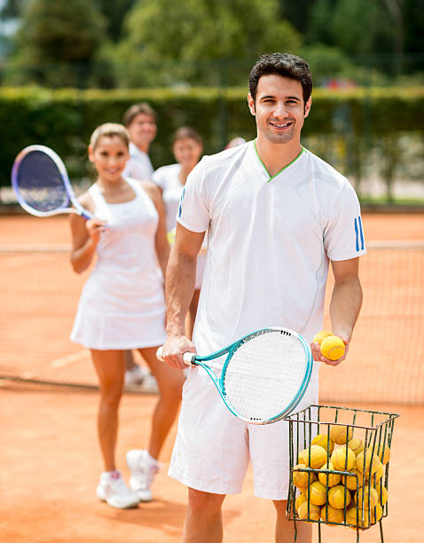 aulas de ténis - tennis ball tennis racket tennis vertical imagens e fotografias de stock