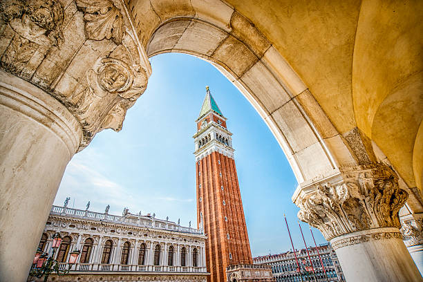 piazza san marco und venedig, italien - glockenturm stock-fotos und bilder