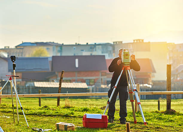 surveyor com total de terra - tachymeter - fotografias e filmes do acervo