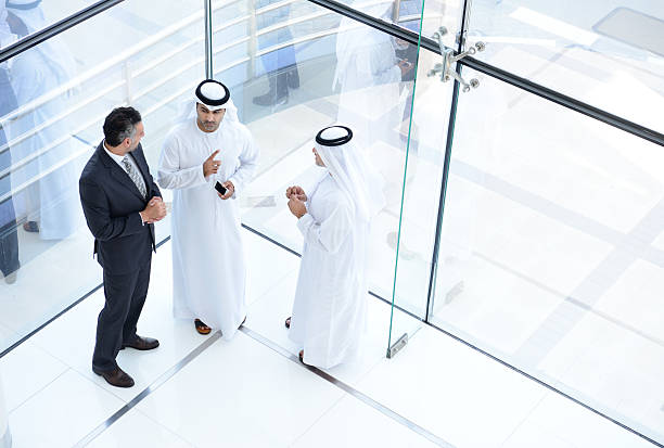 tres hombres de negocios árabe - emiratos árabes unidos fotografías e imágenes de stock