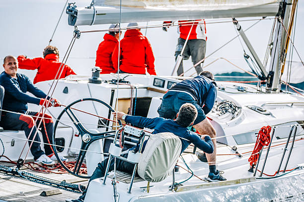 squadra di vela su barca a vela durante la regata - sailing sailboat regatta teamwork foto e immagini stock