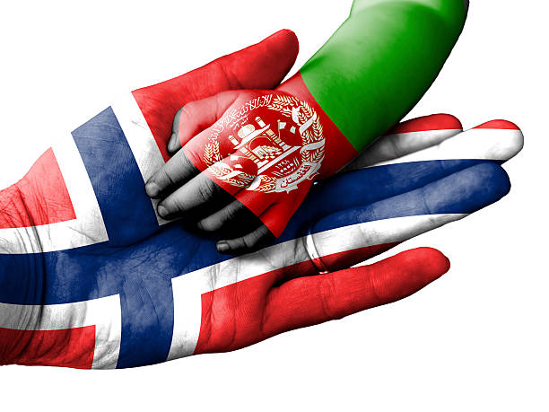 mann hält baby hand, norwegen und afghanistan flags overlay - support horizontal war afghanistan stock-fotos und bilder