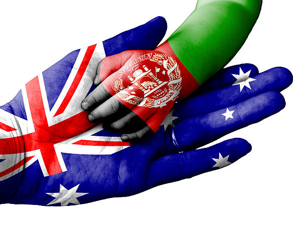 mann hält baby hand, australien und afghanistan flags overlay - support horizontal war afghanistan stock-fotos und bilder