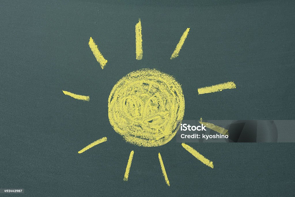 黄色の太陽に描かれた黒板 - クレヨン画のロイヤリティフリーストックフォト