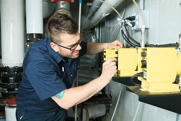 istock Serviceman - Chemical Controler 493444121